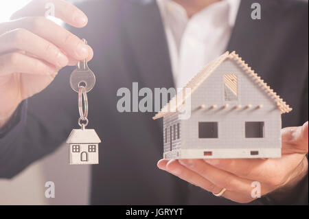 Immobilienmakler Haus Schlüsselübergabe Stockfoto