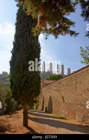 Blick auf die Türme von San Gimignano aus über Bagnaia nur außerhalb der Stadtmauern: Siena, Toskana, Italien Stockfoto