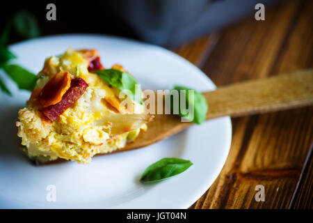 Blumenkohl mit Rüben, Karotten, Zucchini in Ei mit Käse überbacken Stockfoto