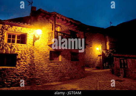 Straße in der Nacht. Barcena Mayor, Kantabrien, Spanien. Stockfoto