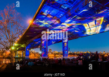 UNUNTERBROCHEN, eine filmischen Sommer-Kunst-Installation auf der Cambie Brücke, Vancouver, Britisch-Kolumbien, Kanada b.c. Lachs Wildbach projiziert. Stockfoto