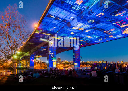 UNUNTERBROCHEN, eine filmischen Sommer-Kunst-Installation auf der Cambie Brücke, Vancouver, Britisch-Kolumbien, Kanada b.c. Lachs Wildbach projiziert. Stockfoto