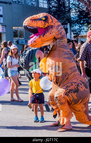 Kinder begegnen Kunststoff Bewusstsein Dinosaurier bei Khatsalano Festival, Kitsilano, Vancouver, Britisch-Kolumbien, Kanada. Stockfoto