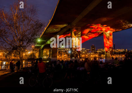 UNGESTÖRT, einem filmischen Sommer-Kunst-Installation von Nettie Wild und andere projiziert der Cambie Brücke, Vancouver, Britisch-Kolumbien, Kanada. Stockfoto