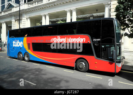 Oxford & Londoner U-Bahn Bus geparkt in der Buckingham Palace Road in Victoria, London England, UK KATHY DEWITT Stockfoto