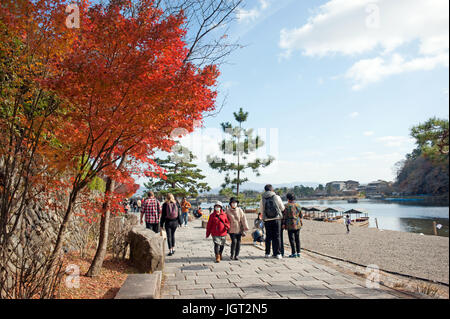 Kyoto, Sagano, Arashiyama, Paar zu Fuß neben River, Stockfoto
