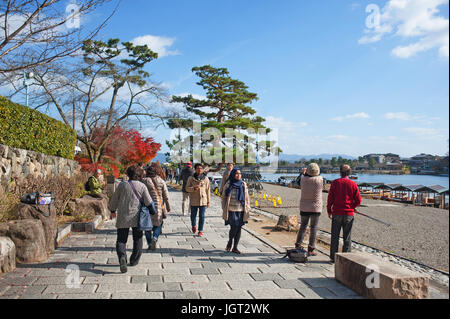 Asien, Japan. Kyoto, Sagano, Arashiyama, Paare, die neben Fluss, Stockfoto