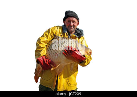 Porträt von Fischer mit großen Karpfen in seinen Händen isoliert auf weißem Hintergrund. Stockfoto