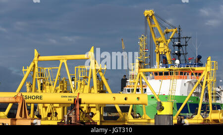 Ein Kranschiff, Kran Schiff oder Schwimmkran ist ein Schiff mit einem Kran Heben schwerer Lasten spezialisiert. Schwimmkran vertäut im Hafen von Rotterdam. Stockfoto