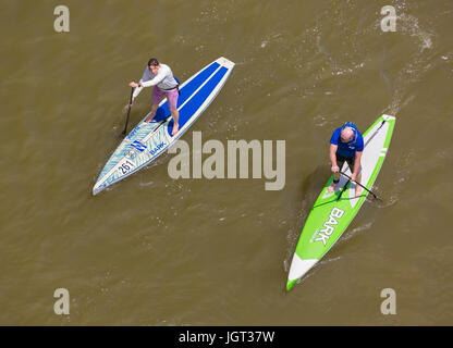 WASHINGTON, DC, USA - zwei Menschen, die ihre Paddleboards am Potomac River paddeln. Stockfoto