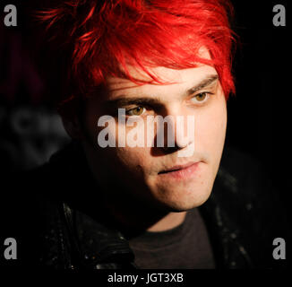 Gerard Way besucht blink-182 My Chemical Romance 2011 Honda Civic Tour Ankündigung Veranstaltung Rainbow Bar & Grill Mai 23,2011 Los Angeles, Kalifornien. Stockfoto