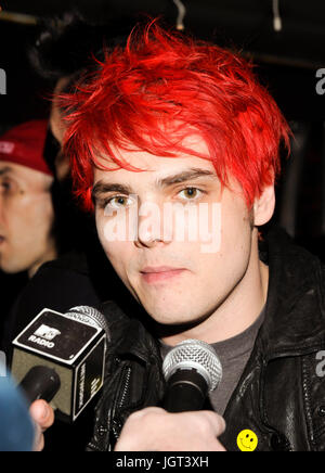 Gerard Way besucht blink-182 My Chemical Romance 2011 Honda Civic Tour Ankündigung Veranstaltung Rainbow Bar & Grill Mai 23,2011 Los Angeles, Kalifornien. Stockfoto