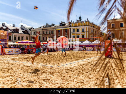 Zamosc, Polen. 9. Juli 2017. Beach Volleyball Polen Championships "Offene Plaza" Finale. Übereinstimmung zwischen Czubinski / Malec - Korycki / Chiniewicz Stockfoto