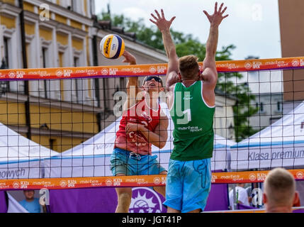 Zamosc, Polen. 9. Juli 2017. Beach Volleyball Polen Championships "Offene Plaza" Finale. Übereinstimmung zwischen Czubinski / Malec - Korycki / Chiniewicz Stockfoto