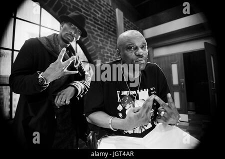 (L-R) 2Pac Schauspieler Darris Love 2Pac Bruder Mopreme Shakur Set YouTube Space LA 15. April 2015 Los Angeles, Kalifornien. (Digital verändertes Schwarz-Weiß) Stockfoto