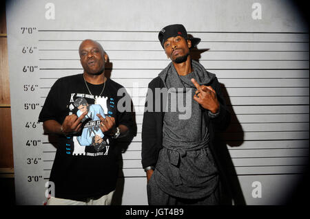 2 Pac Schauspieler Darris Liebe(R) 2Pac Bruder Mopreme Shakur portrait Gefängnis Höhe chart set YouTube Studio LA April 15th, 2015 Los Angeles, Kalifornien. Stockfoto