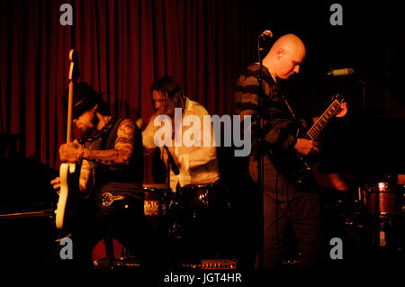 Gitarrist Dave Navarro Janes Neigung (l) Billy Corgan Smashing Pumpkins solo Material Hotel Cafe August 31,2009 Los Angeles durchführen. Stockfoto