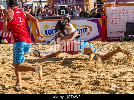 Zamosc, Polen. 9. Juli 2017. Beach Volleyball Polen Championships "Offene Plaza" Finale. Übereinstimmung zwischen Dzikowicz / Parcej - Lukasik / Ociepski Stockfoto