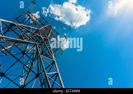 Stromübertragung tower Netzteil Pylon mit einem blauen Himmel Hintergrund Stockfoto