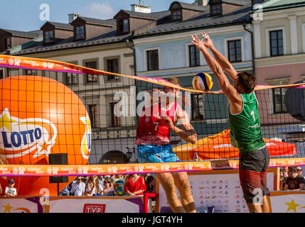 Zamosc, Polen. 9. Juli 2017. Beach Volleyball Polen Championships "Offene Plaza" Finale. Übereinstimmung zwischen Dzikowicz / Parcej - Lukasik / Ociepski Stockfoto