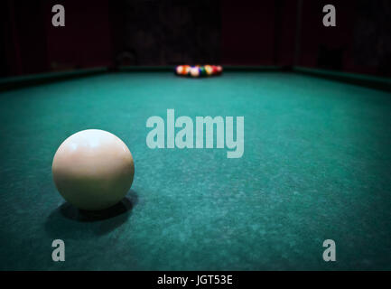 Pool-Billard-Spiel. Farbenkugeln im Dreieck, Spielball abzielt. schwarze Nacht Hintergrund Stockfoto