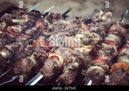 Gegrillte Spieße mit Gemüse und Fleisch. Gebratenes Fleisch auf dem Grill. Stockfoto