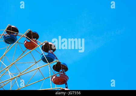 Rad der Überprüfung im Park am blauen Himmelshintergrund Stockfoto