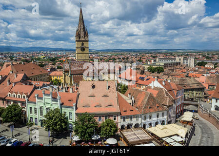 Luftbild vom Rat Tower mit Hermes House (grünes Gebäude) und Bell Turm der evangelisch-lutherischen St. Mary Cathedral, historische Zentrum von Sibiu, Rumänien Stockfoto