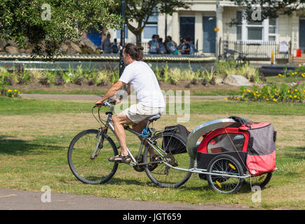Schleppen einen Kinderwagen fr ein Kind hinter seinem Fahrrad Radfahrer  Stockfotografie - Alamy