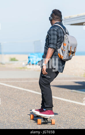 Mann, der auf einem Skateboard reitet. Skateboarding für Männer. Stockfoto