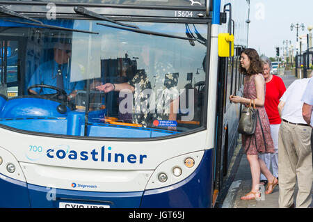 Frau immer auf ein Coastliner Buslinie 700 und den Fahrer zu bezahlen. Einsteigen in einen Bus. Stockfoto