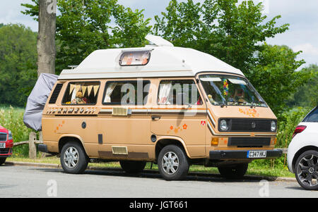 Alten Volkswagen Transporter van durch die Seite der Straße geparkt. Stockfoto