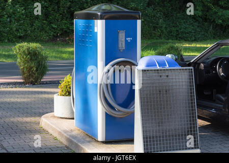 Stationäre Staubsauger für Auto Reinigung bei einer öffentlichen Autowaschmaschine. Stockfoto