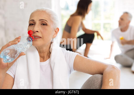 Porträt von Reife Frau, dass pause am Moment Stockfoto
