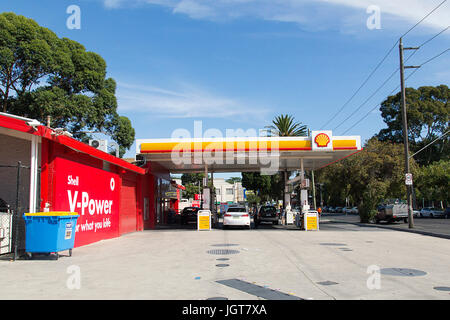 Shell Benzin und Coles Supermarkt Stockfoto
