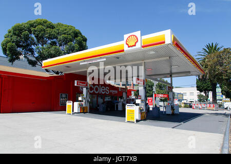 Shell Benzin und Coles Supermarkt Stockfoto