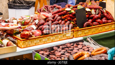 Ein Markt in Lissabon - Wurst und Fleisch zum Verkauf Stockfoto