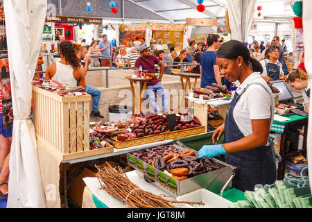 Ein Markt in Lissabon - Wurst und Fleisch zum Verkauf Stockfoto