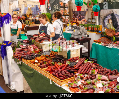 Ein Markt in Lissabon - Wurst und Fleisch zum Verkauf Stockfoto