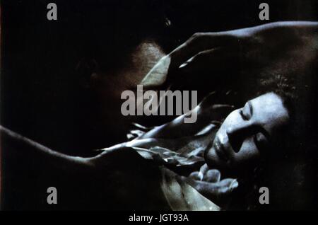 Der Himmel Uber Berlin Wings of Desire Year: 1987 Westdeutschland Regie: Wim Wenders Solveig Dommartin, Bruno Ganz Photo: Ralf Strathmann.  Es ist verboten, das Foto aus dem Kontext der Promotion des Films zu reproduzieren. Es muss die Filmgesellschaft und/oder der Fotograf von zugewiesen oder von autorisierten / erlaubt am Set von der Filmgesellschaft gutgeschrieben werden. Nur für redaktionelle Nutzung. Photo12 gewährt keine Persönlichkeitsrechte der Personen vertreten. Stockfoto