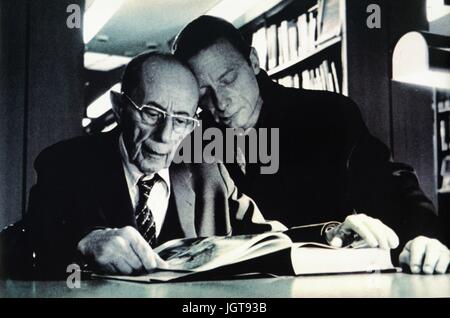 Der Himmel Uber Berlin Wings of Desire Year: 1987 Westdeutschland Regie: Wim Wenders Curt Bois, Bruno Ganz Photo: Ralf Strathmann.  Es ist verboten, das Foto aus dem Kontext der Promotion des Films zu reproduzieren. Es muss die Filmgesellschaft und/oder der Fotograf von zugewiesen oder von autorisierten / erlaubt am Set von der Filmgesellschaft gutgeschrieben werden. Nur für redaktionelle Nutzung. Photo12 gewährt keine Persönlichkeitsrechte der Personen vertreten. Stockfoto
