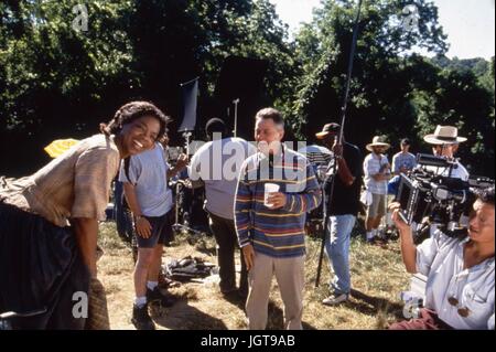 Geliebten Jahr: 1998 USA Regie: Jonathan Demme Jonathan Demme, Oprah Winfrey Shooting Bild Foto: Ken Regan.  Es ist verboten, das Foto aus dem Kontext der Promotion des Films zu reproduzieren. Es muss die Filmgesellschaft und/oder der Fotograf von zugewiesen oder von autorisierten / erlaubt am Set von der Filmgesellschaft gutgeschrieben werden. Nur für redaktionelle Nutzung. Photo12 gewährt keine Persönlichkeitsrechte der Personen vertreten. Stockfoto