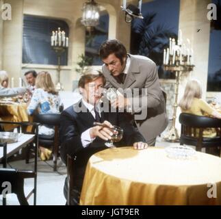 Die Persuaders!   TV-Serie 1971-1972 UK Regie: Roy Ward Baker Basil Dearden Roger Moore, Tony Curtis.  Es ist verboten, das Foto aus dem Kontext der Promotion des Films zu reproduzieren. Es muss die Filmgesellschaft und/oder der Fotograf von zugewiesen oder von autorisierten / erlaubt am Set von der Filmgesellschaft gutgeschrieben werden. Nur für redaktionelle Nutzung. Photo12 gewährt keine Persönlichkeitsrechte der Personen vertreten. Stockfoto