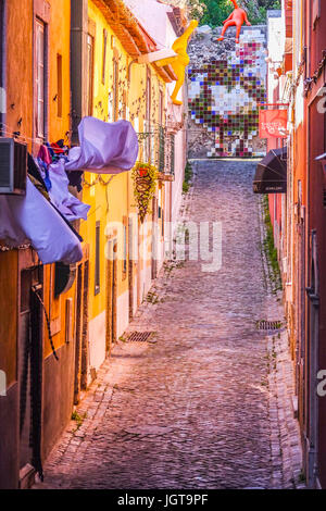 Wunderbare kleine Gasse, die voller Farben in Lissabon-Belem Stockfoto