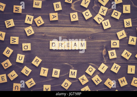 Traum-Wort-Holz-Block auf Tisch für Business-Konzept. Stockfoto