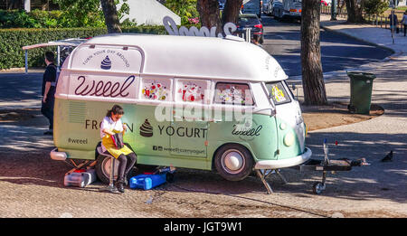 Frozen Yoghurt Straße Verkauf in Lissabon Stockfoto