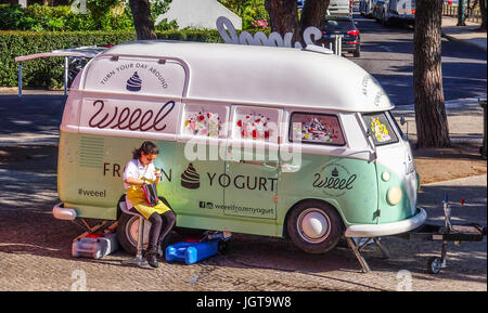 Frozen Yoghurt Straße Verkauf in Lissabon Stockfoto