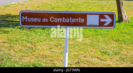 Wegweiser zum Militärmuseum in Lissabon-Belem Stockfoto