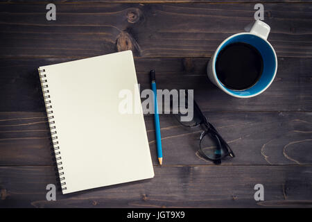 Offenes Buch und Vintage Accessoires zu schreiben. Feder Feder und