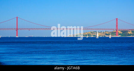 25. April Brücke über den Tejo in Lissabon aka Salazar-Brücke Stockfoto